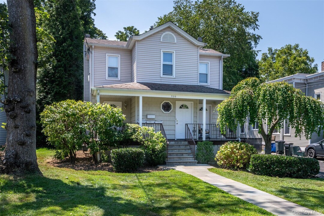 320 Melbourne Ave in Mamaroneck, NY - Building Photo