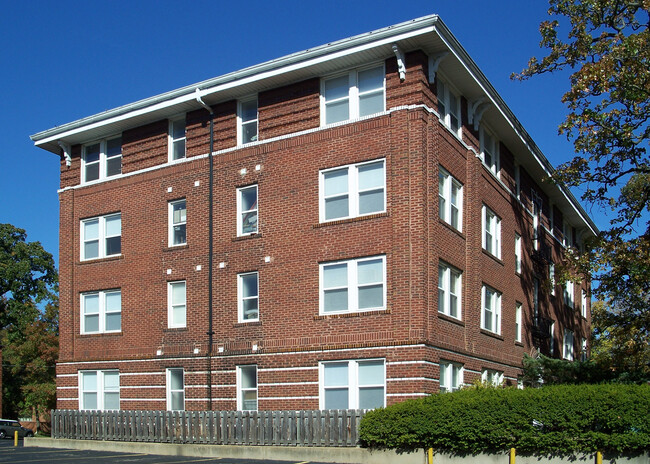 Clayton Square Apartments in Clayton, MO - Building Photo - Building Photo