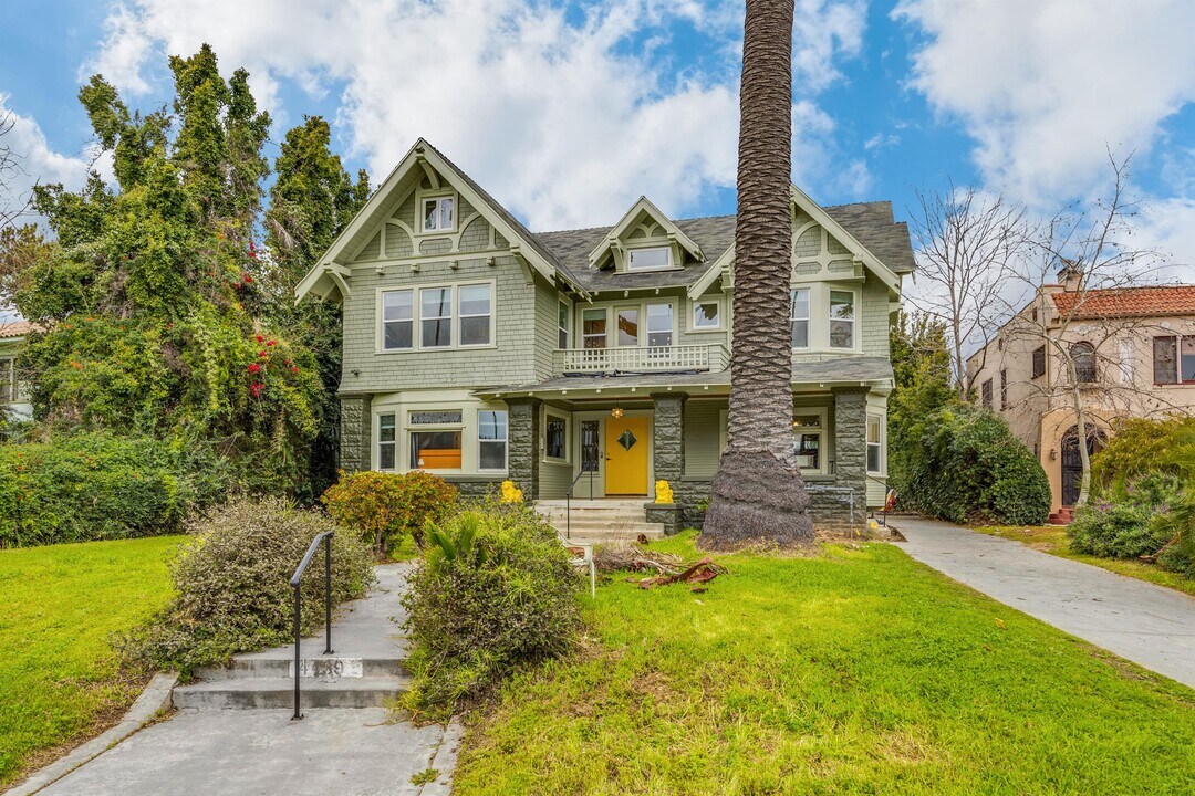 4439 Victoria Park Dr in Los Angeles, CA - Foto de edificio