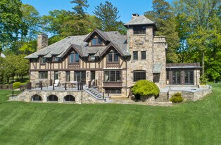 47 Carriglea Dr in Greenwich, CT - Building Photo