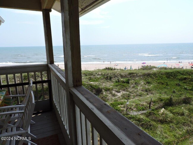 9201 Coast Guard Rd in Emerald Isle, NC - Foto de edificio - Building Photo