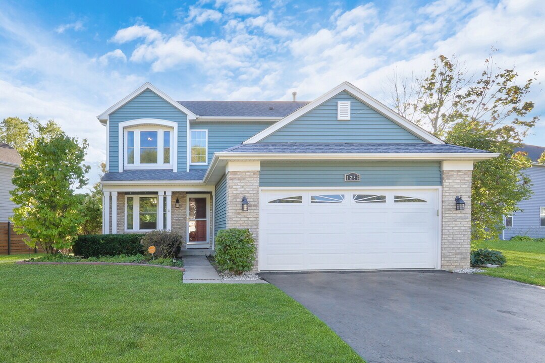 1282 Berkshire Ln in Grayslake, IL - Building Photo