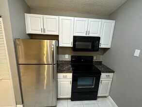 2871 N Oakland Forest Dr in Oakland Park, FL - Building Photo - Building Photo