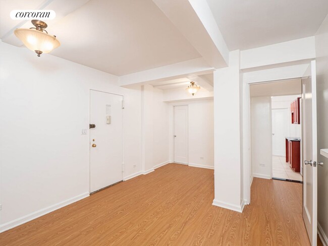 35 E 35th St in New York, NY - Building Photo - Building Photo