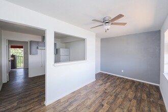 1001 Reynolds St in Laredo, TX - Building Photo - Building Photo
