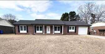 1564 Rossmore Dr in Fayetteville, NC - Building Photo
