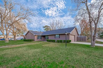 909 Oak Vista Ct in Friendswood, TX - Building Photo - Building Photo