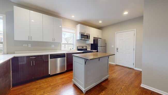 2101 W Fletcher St, Unit 3 in Chicago, IL - Foto de edificio - Building Photo