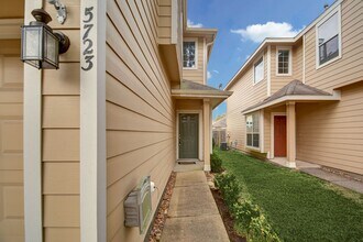 5723 Vinemont Ln in Houston, TX - Building Photo - Building Photo