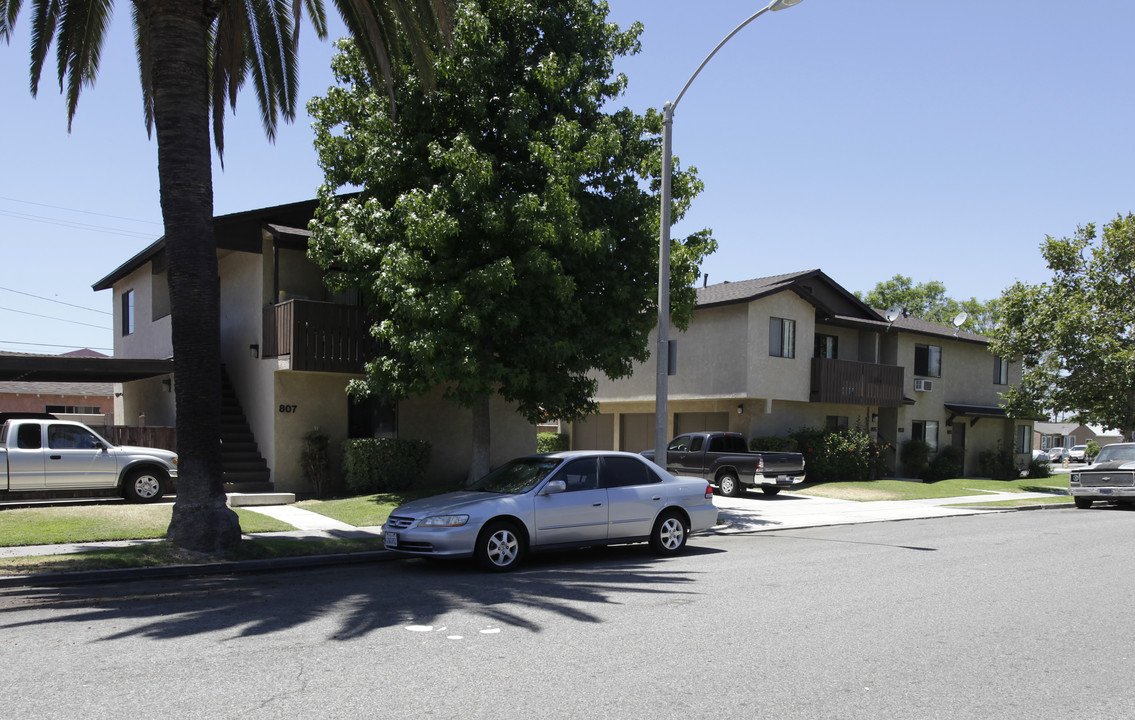 801-807 S Claudina St in Anaheim, CA - Building Photo