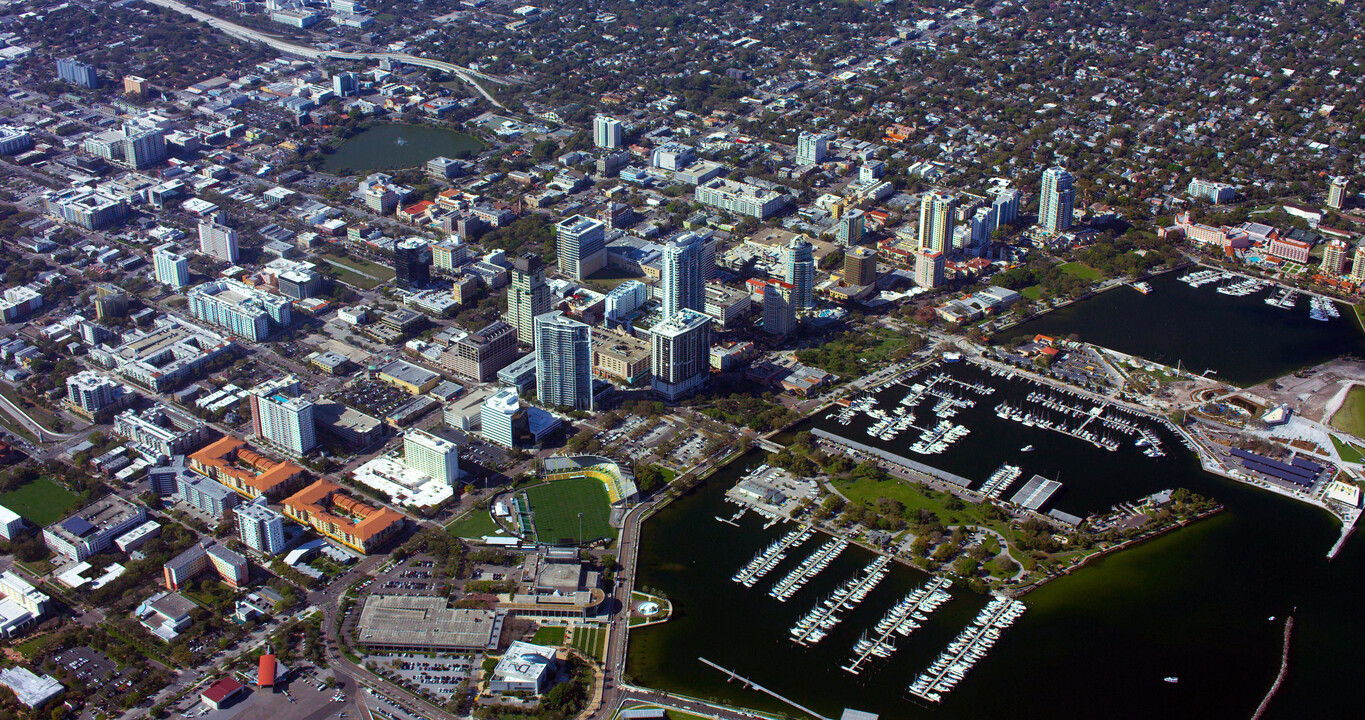 Regent Lane in St. Petersburg, FL - Building Photo