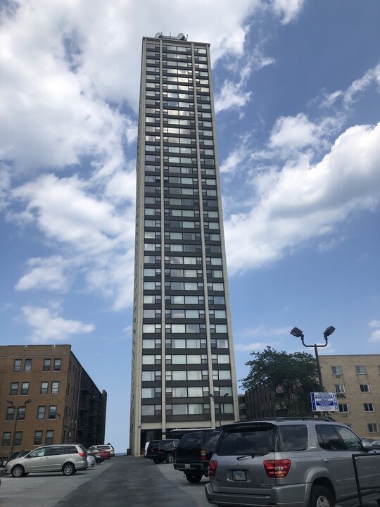 7447 S South Shore Dr in Chicago, IL - Building Photo