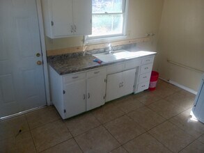 516 E Fredricks St, Unit A in Barstow, CA - Foto de edificio - Building Photo