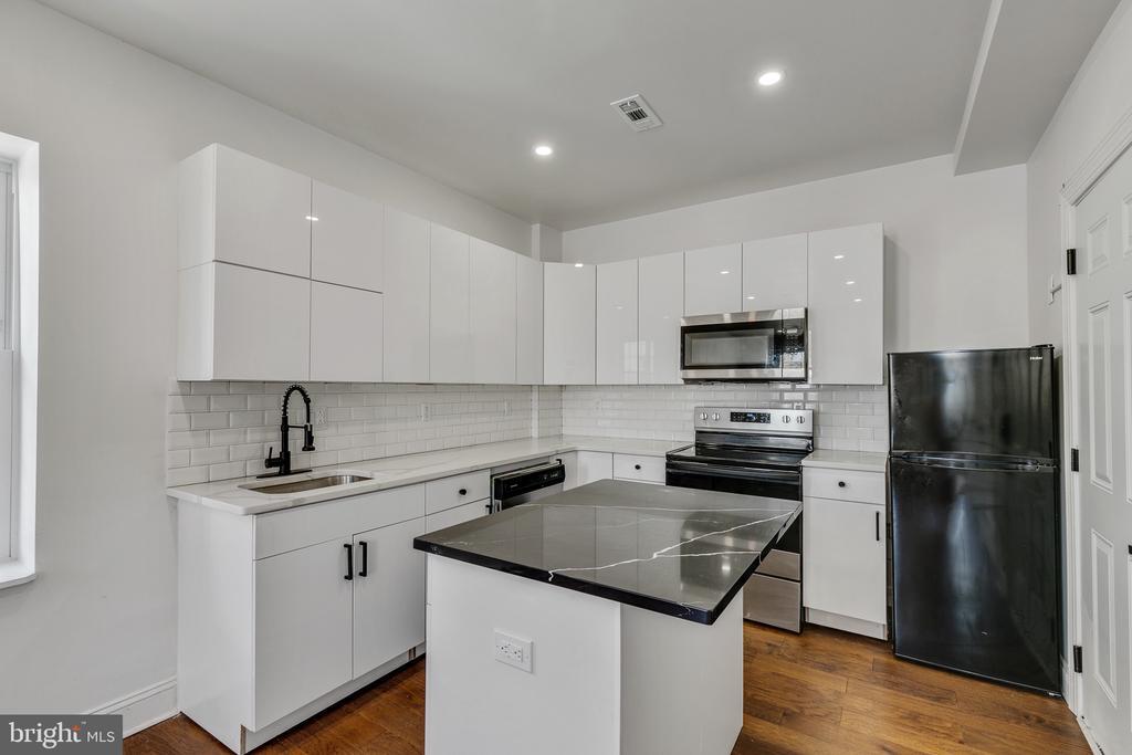 835 Corinthian Ave-Unit -3 in Philadelphia, PA - Building Photo