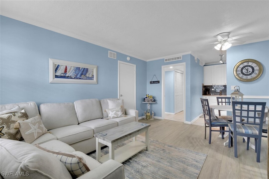 1295 Gulf Shore Blvd S in Naples, FL - Foto de edificio