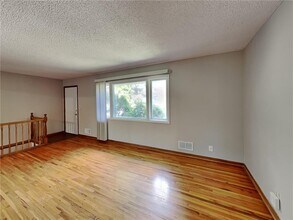 1218 Skillman Ave E in Maplewood, MN - Building Photo - Building Photo