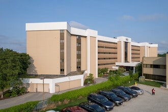 Fairways Condominium in Sylvania, OH - Foto de edificio - Primary Photo