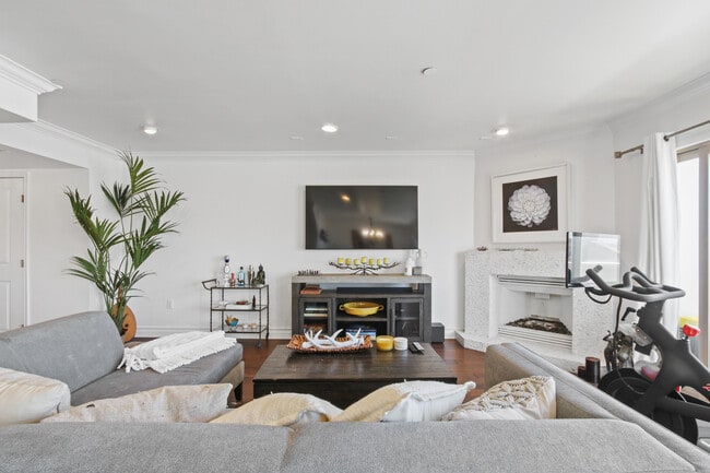 property at 1621 Barry Ave