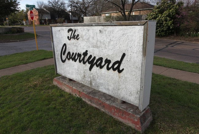 The Courtyard Apartments in Ennis, TX - Building Photo - Building Photo