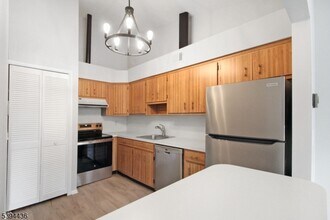 70 Meadowview Dr in Clinton Township, NJ - Building Photo - Building Photo