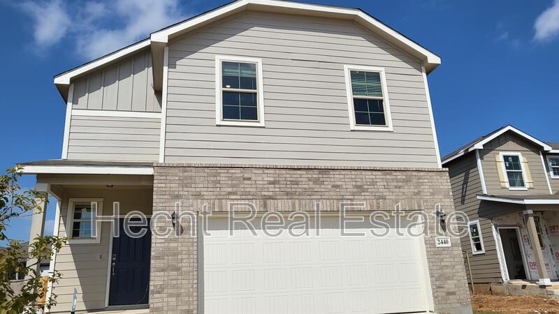 2440 Ayers Dr in Seguin, TX - Foto de edificio