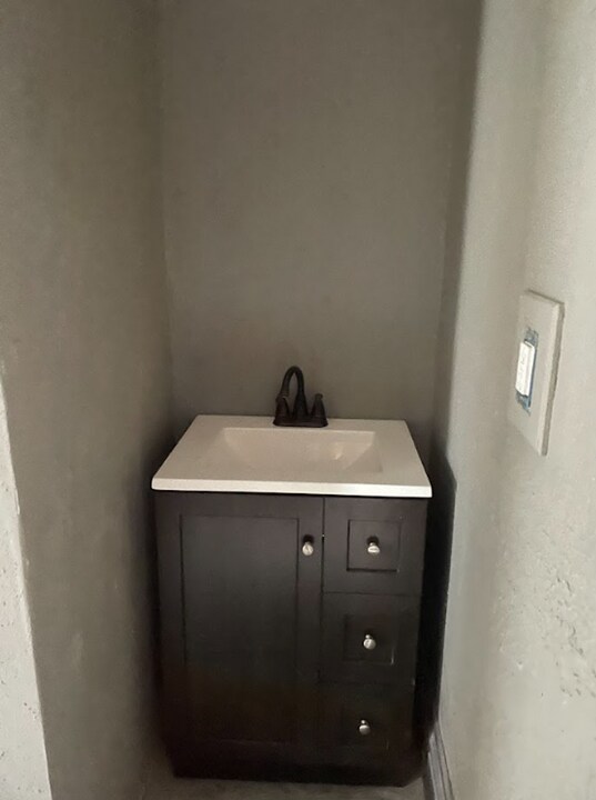 216 N Lynn St in Nevada, MO - Building Photo