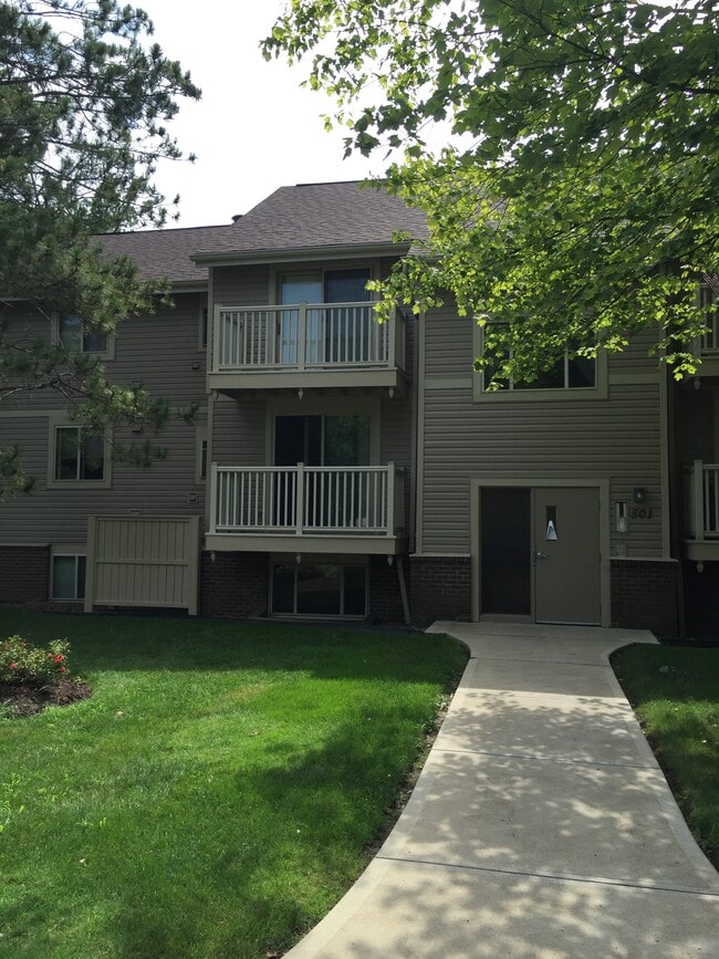 Hunter's Path Apartments in Bridgeville, PA - Building Photo - Building Photo