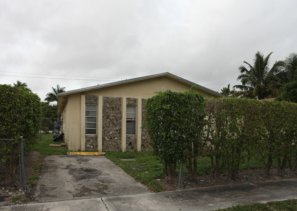 322-324 NW 61st Ter in Hollywood, FL - Building Photo