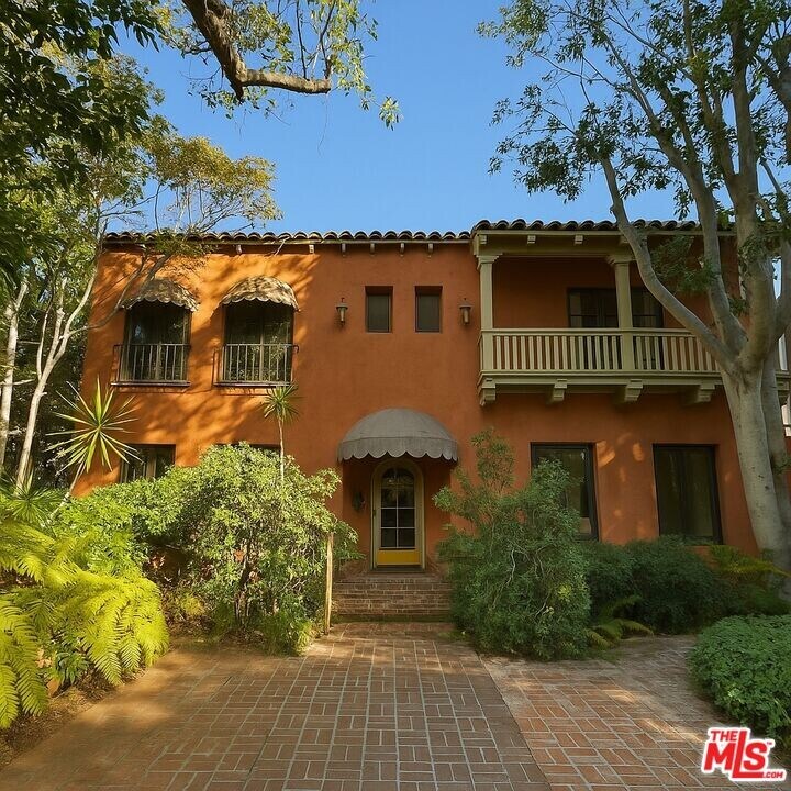 840 Huntley Dr in West Hollywood, CA - Building Photo