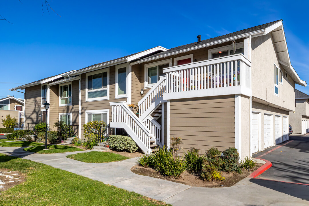 Walnut Village Townhomes in Orange, CA - Building Photo