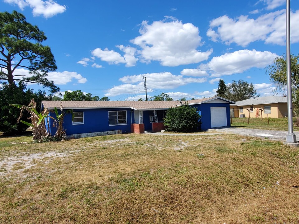 823 Joel Blvd in Lehigh Acres, FL - Building Photo