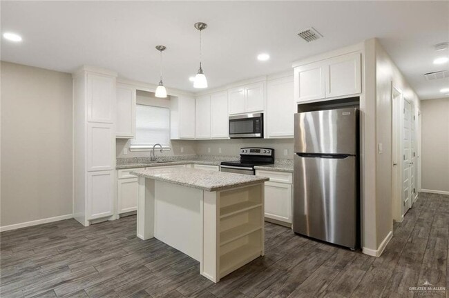 2021 Stardust Ln, Unit 2 in Edinburg, TX - Foto de edificio - Building Photo