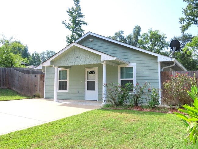 704 W 25th St in Tyler, TX - Building Photo - Building Photo