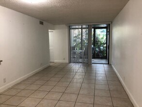 210 Lake Pointe Dr, Unit 112 in Oakland Park, FL - Foto de edificio - Building Photo