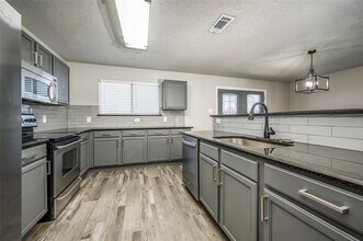 121 Thoroughbred Dr in Krum, TX - Building Photo - Building Photo