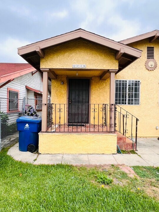 1738 W 38th St in Los Angeles, CA - Building Photo
