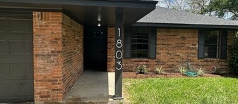 1803 S Park St in Brenham, TX - Building Photo