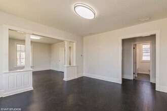 329 W Maple Ave in Libertyville, IL - Foto de edificio - Building Photo