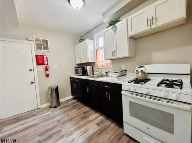 123 N 15th St in East Orange, NJ - Building Photo - Building Photo