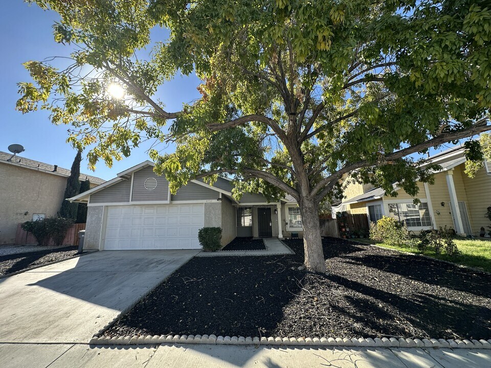 4732 Katrina Pl in Palmdale, CA - Building Photo