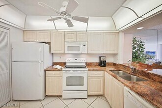 651 Seaview Ct in Marco Island, FL - Building Photo - Building Photo