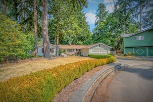 12816 NE 68th St in Kirkland, WA - Building Photo