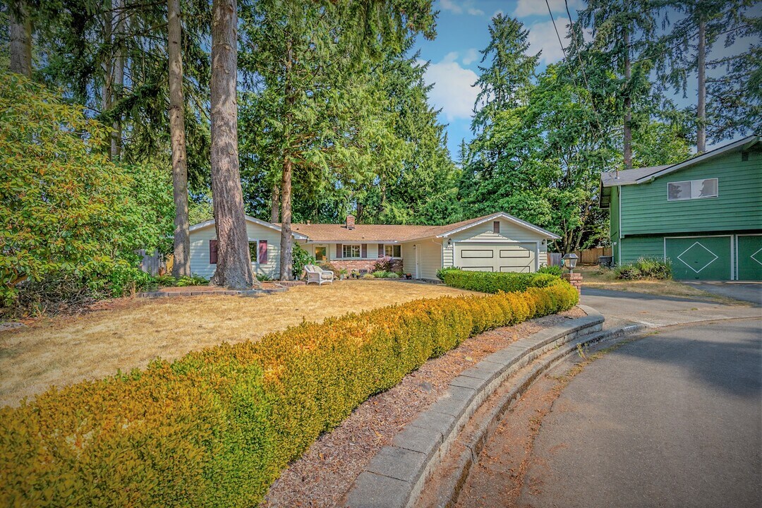 12816 NE 68th St in Kirkland, WA - Foto de edificio