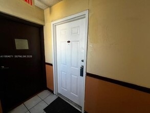 8075 NW 7th St in Miami, FL - Building Photo - Building Photo