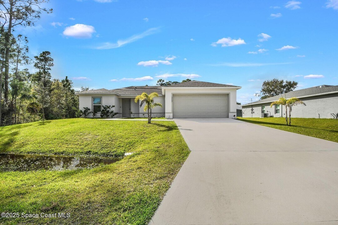 3262 Warsaw Ave SE in Palm Bay, FL - Building Photo