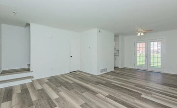 Room in Townhome on Greenbriar Rd in Greensboro, NC - Building Photo - Building Photo