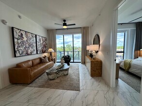 16900 NE 23rd Ave, Unit 4 in North Miami Beach, FL - Foto de edificio - Building Photo