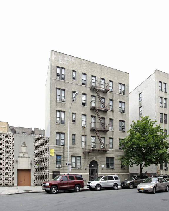 96 E 208th St in Bronx, NY - Building Photo