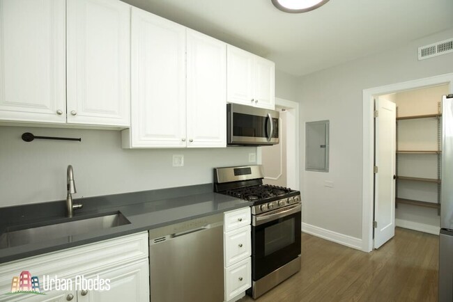 2238 N Sawyer Ave, Unit M04B in Chicago, IL - Building Photo - Building Photo