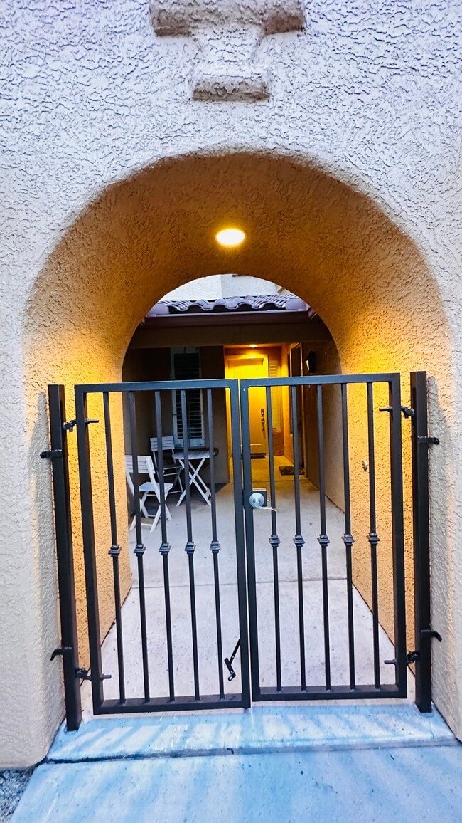 10655 N 9th St, Unit 113 in Phoenix, AZ - Foto de edificio - Building Photo
